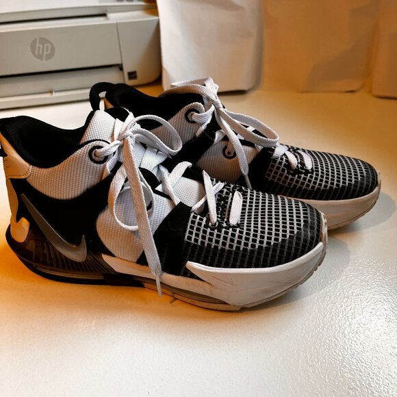 NIKE Lebron Witness 5.5 Big Kids' Basketball Shoes Grade School - Picture 3 of 11